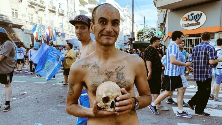 Οπαδός της Ρασίνγκ πανηγύρισε τον τίτλο της ομάδας του κρατώντας το… κρανίο του παππού του!