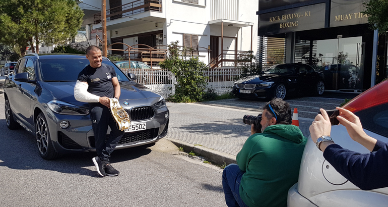 Ο Μιχάλης Ζαμπίδης μαζί με την ζώνη του παγκόσμιου πρωταθλητή...