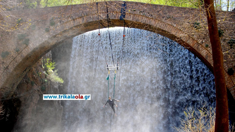 Τρίκαλα: Εντυπωσιακές εικόνες με ακροβατικά σε καταρράκτες τοξωτού πέτρινου γεφυριού