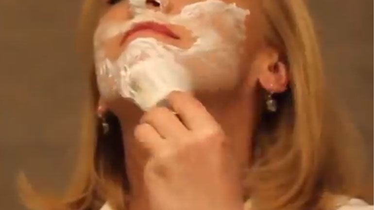 Η Ρένα Δούρου ξυρίστηκε για την… Πρωταπριλιά