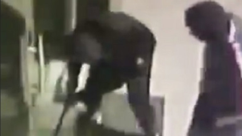 Ωραιόκαστρο: Καρέ-καρέ η ληστεία σε κατάστημα ρούχων