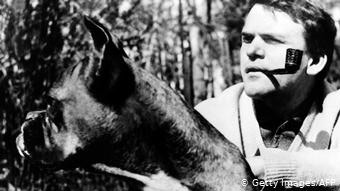 Στην Πράγα πριν από την εξορία με τον σκύλο του