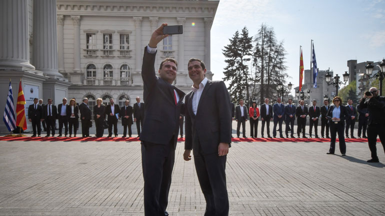 Ένθερμη υποδοχή του Αλέξη Τσίπρα στα Σκόπια