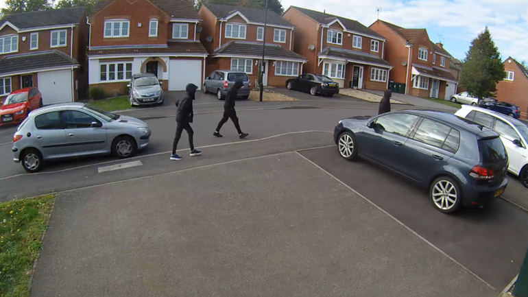 Ο γείτονας χρησιμοποίησε το αυτοκίνητό του για να εγκλωβίσει τους κλέφτες