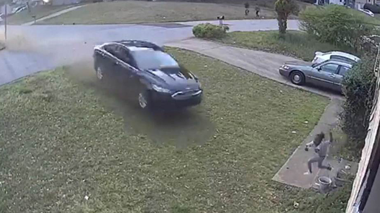 Αυτοκίνητο παρασύρει κοριτσάκι έξω από το σπίτι του