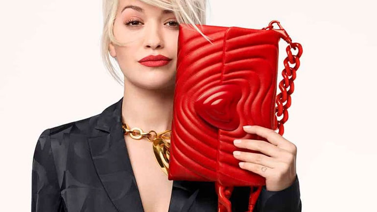 H νέα κατακόκκινη «Heart Bag» της Escada διά χειρός Rita Ora!