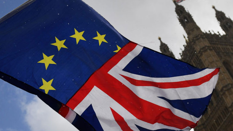 «Ευπρόσδεκτο ένα ηπιότερο Brexit» δηλώνει βουλευτής των Εργατικών – Για «παγίδα» της Μέι κάνει λόγο η πρωθυπουργός της Σκωτίας