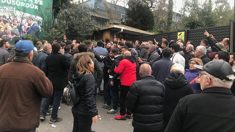 Συμπλοκές και πυροβολισμοί σε κέντρο διαλογής ψηφοδελτίων στην Πόλη