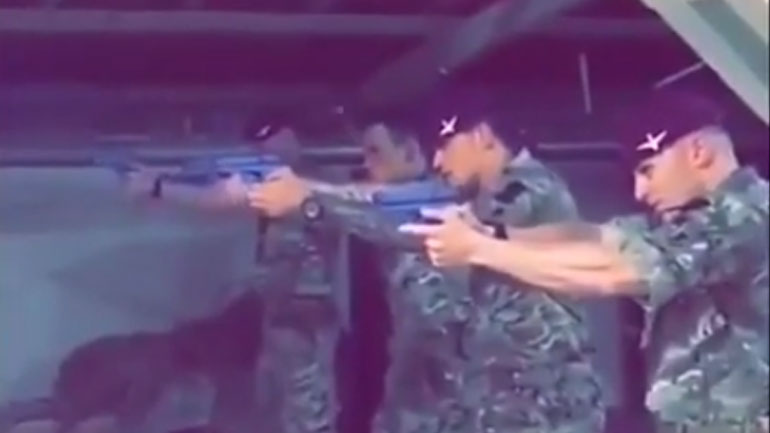 Σάλος στη Βρετανία: Στρατιώτες πυροβολούν με στόχο εικόνα του Κόρμπιν