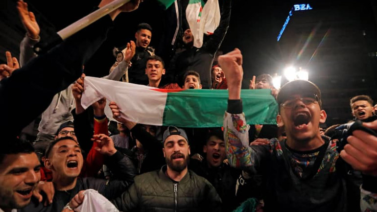 Αλγερία: Εκατοντάδες διαδηλωτές πανηγυρίζουν για την παραίτηση του προέδρου Μπουτεφλίκα