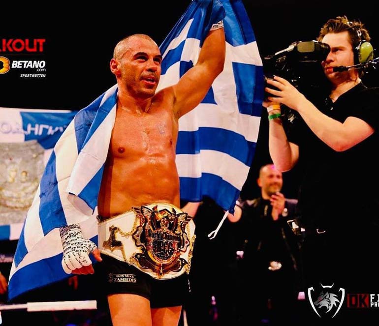 Ο Μιχάλης Ζαμπίδης πανηγυρίζει τον πρώτο του παγκόσμιο τίτλο στην πυγμαχία και τον 18ο στο σύνολο...