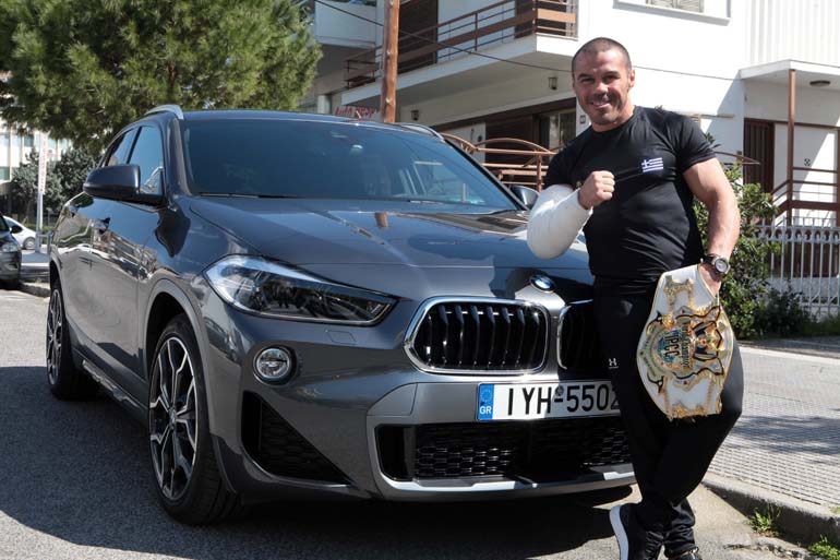 Kαθημερινά οδηγεί μία BMW X2 1.5 diesel σε.. look M