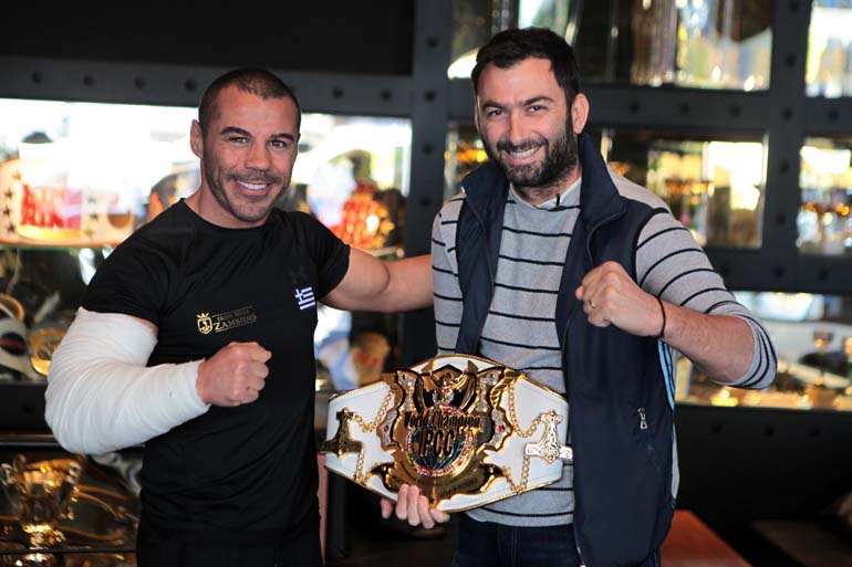 Αισθάνεσαι δέος απλά κρατώντας αυτή τη ζώνη...