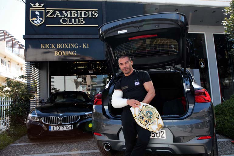 Ο Iron Mike οδηγεί BMW Z4 και BMW X2 και λατρεύει τις επιδόσεις...