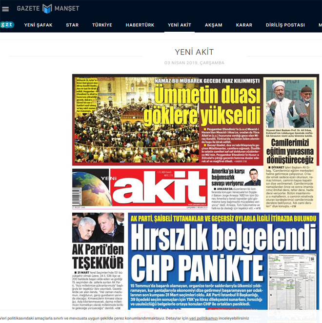 Ο πρωτοσέλιδος τίτλος της εφημερίδας «Akit» είναι: «Αποδείχθηκε η κλοπή - Σε πανικό το CHP (Το CHP είναι το ρεπουμπλικανικό κόμμα - αντιπολίτευση)»
