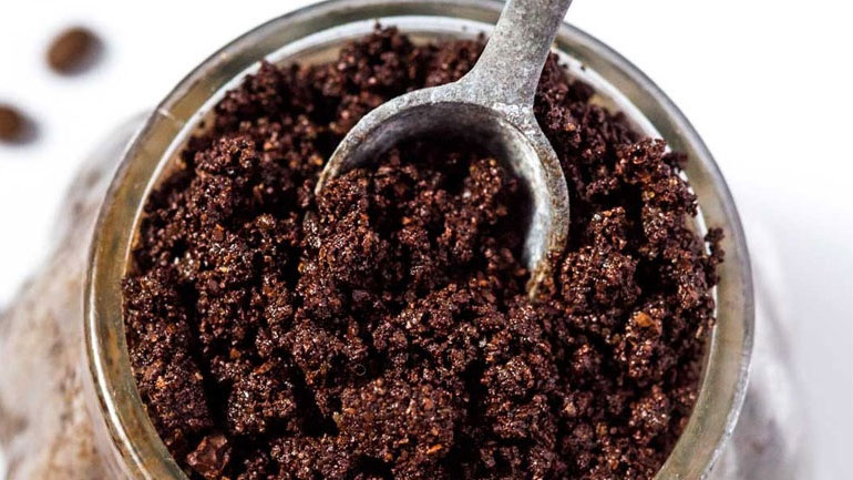 Πείτε αντίο στην κυτταρίτιδα με scrub από καφέ!