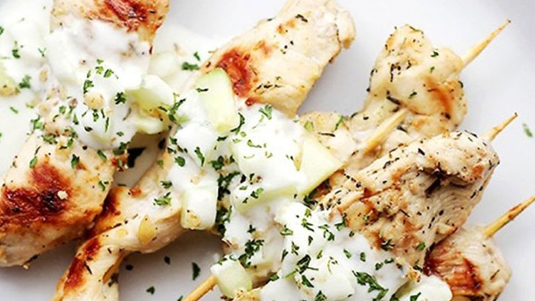 Σουβλάκια κοτόπουλου με σος γιαουρτιού