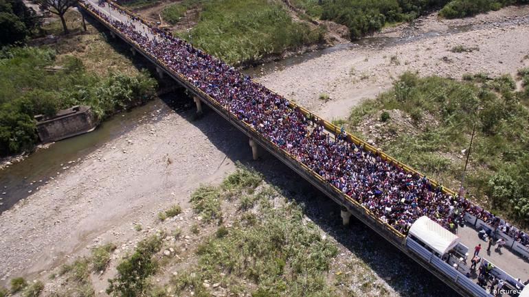 Εγκαταλείπουν τη Βενεζουέλα από τη γέφυρα Μπολιβάρ