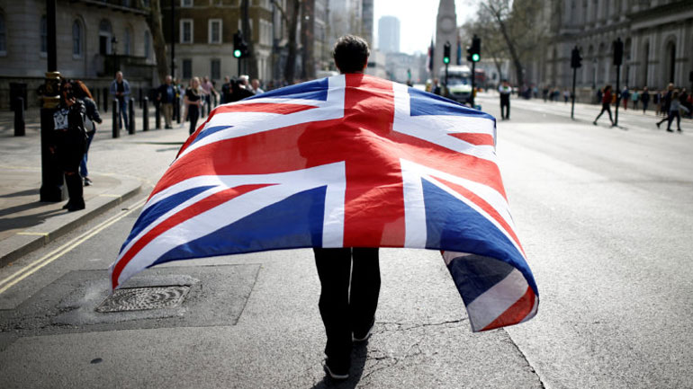 Σφίγγει ο κλοιός  των Βρετανών πολιτών εν όψει Brexit: Τι θα γίνει με τη βίζα