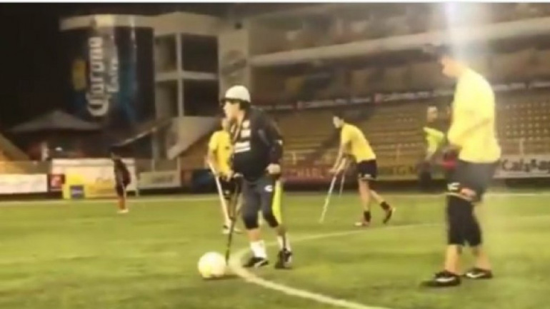 Μεγαλείο Μαραντόνα: Πήρε πατερίτσες και έπαιξε μπάλα με ακρωτηριασμένους ποδοσφαιριστές!