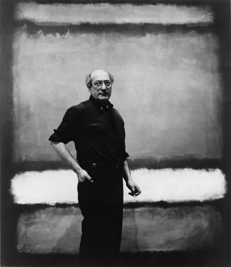 Ο Mark Rothko μπροστά από το έργο «No. 7», 1960. Φωτογράφος: Regina Bogat. © 2005 Kate Rothko Prizel & Christopher Rothko, Bildrecht Vienna, 2019
