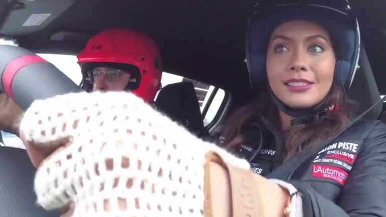 Το αφεντικό της Peugeot κάνει μαθήματα οδήγησης σε καλλονή!