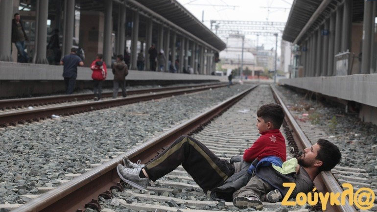 Αποχωρούν οι πρόσφυγες σταδιακά από τον σταθμό Λαρίσης