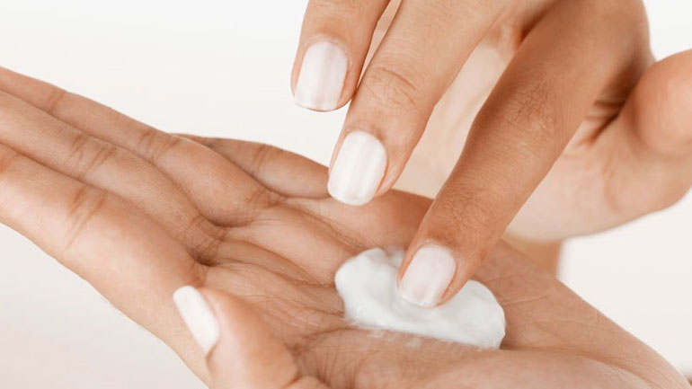 Γαλάκτωμα vs σαπούνι: Τι είναι καλύτερο για τον καθαρισμό του προσώπου μας;