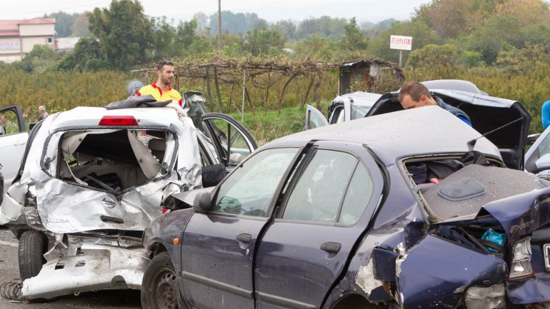 Απεγκλωβισμός ζευγαριού έπειτα από σφοδρή σύγκρουση δύο αυτοκινήτων