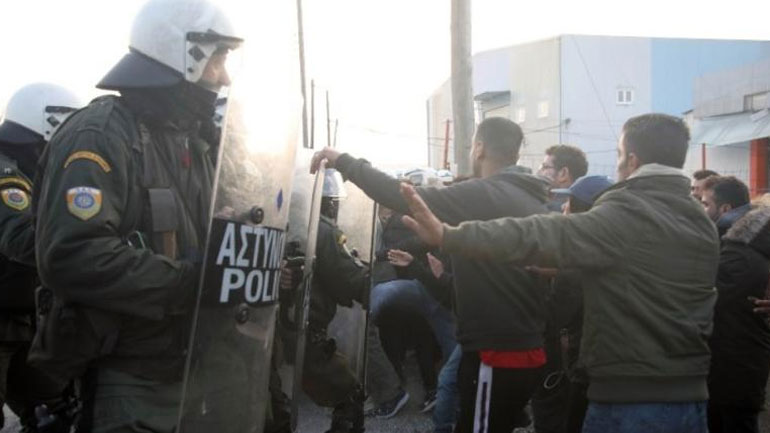 Ισχυρή αστυνομική δύναμη έξω από το κέντρο φιλοξενίας Διαβατών όπου έχουν κατασκηνώσει περίπου 500 πρόσφυγες