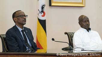 Πρώην επιστήθιοι φίλοι και συμπολεμιστές σήμερα τους προέδρους της Ρουάντας κια της Ουγκάντας χωρίζει έχθρα