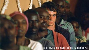 Μια βαθιά τραυματισμένη κοινωνία