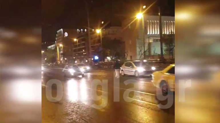 Ανέβηκε τη Συγγρού περπατώντας ανάμεσα στα αυτοκίνητα!
