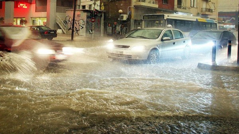 Ηράκλειο: Κινδύνευσαν άνθρωποι μέσα στα σπίτια τους από τη στάθμη του νερού