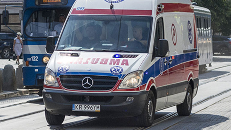 Τρένο παρέσυρε ασθενοφόρο στην Πολωνία- Δύο γιατροί νεκροί