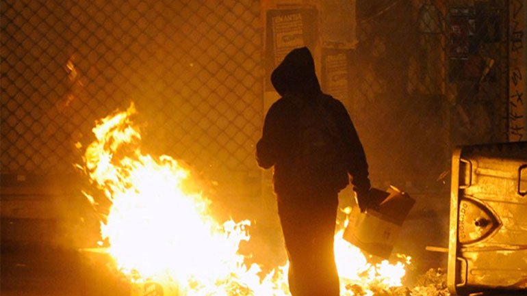 Επιθέσεις με μολότοφ στο Πολυτεχνείο και τα Εξάρχεια