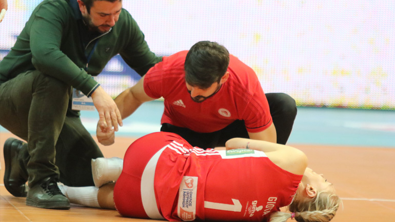   Κατά τη διάρκεια του δεύτερου σετ στον τελικό του Κυπέλλου βόλεϊ γυναικών ανάμεσα στον Ολυμπιακό και τον ΑΟ Θήρας η Κατερίνα Γιώτα τραυματίστηκε και αποχώρησε από την αναμέτρηση