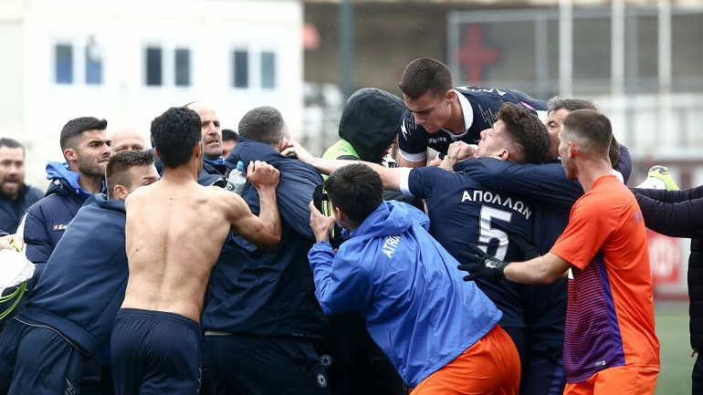 Ποδόσφαιρο: Άγριο ξύλο στο παιχνίδι Νέων Ατρόμητος-Απόλλων Σμύρνης!