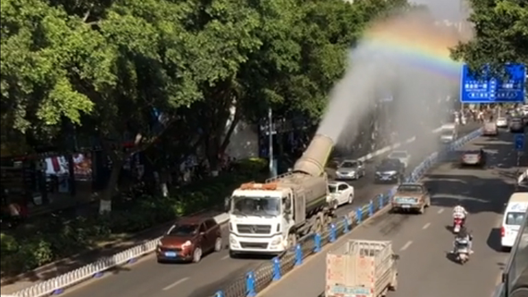 Φορτηγό δημιουργεί ουράνιο τόξο