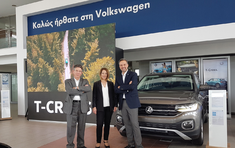 Πατερας και κόρη Σταθόπουλους (αριστερά) και δεξιά ο επικεφαλής της VW στην Ελλάδα Θανάσης Κονιστής