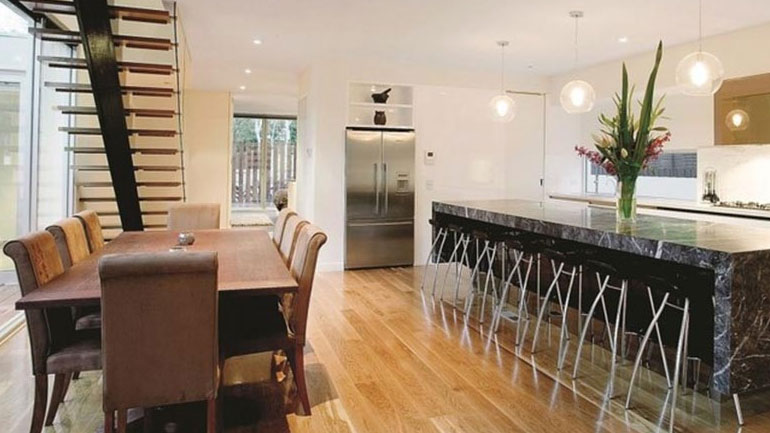 Το κόλπο για να σταματήσουν να τρίζουν τα ξύλινα πατώματα