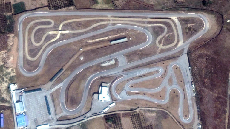 Το αυτοκινητοδρόμιο της πόλης των Μεγάρων και κάτω δεξιά η πίστα καρτ