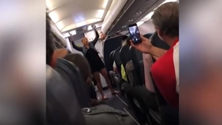 Μεθυσμένη επιβάτης δείχνει τα οπίσθιά της