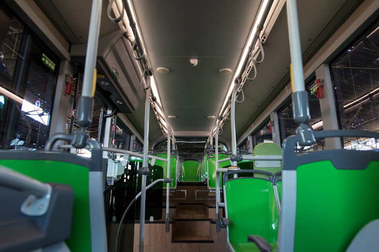 Το λεωφορείο των 8,7 μέτρων μπορεί να φιλοξενήσει 58 επιβάτες...