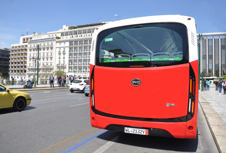 Το πίσω μέρος του ηλεκτρικού λεωφορείου...