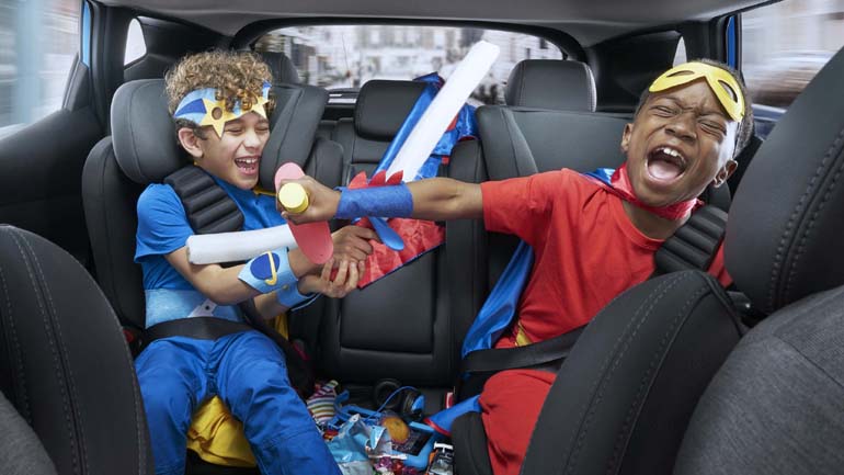 Στα πίσω καθίσματα γίνονται μεγάλες «μάχες»! Στα πίσω καθίσματα γίνονται μεγάλες «μάχες»!