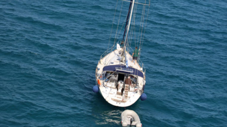 Εντοπισμός κλεμμένου σκάφους με ελληνική σημαία στις ιταλικές ακτές στο οποίο επέβαιναν παράτυποι μετανάστες