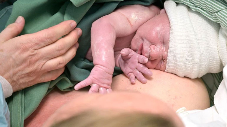 Το πρώτο στον κόσμο μωρό που γεννήθηκε έπειτα από ρομποτικά υποβοηθούμενη μεταμόσχευση μήτρας