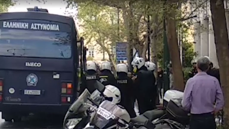 Συλλήψεις μετά από την παρέμβαση του Ρουβίκωνα στο Υπουργείο Εξωτερικών