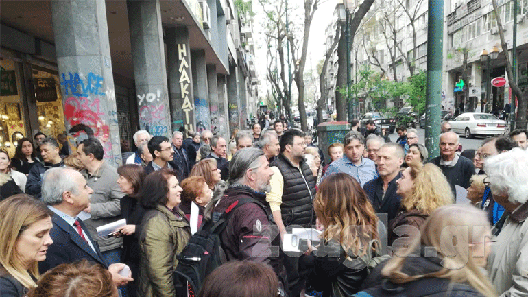 Επίθεση νεαρών με νεράντζια στη συγκέντρωση των κατοίκων των Εξαρχείων